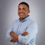 Portrait de Clayton Fontes, fondateur et CEO de Rapido'Devis