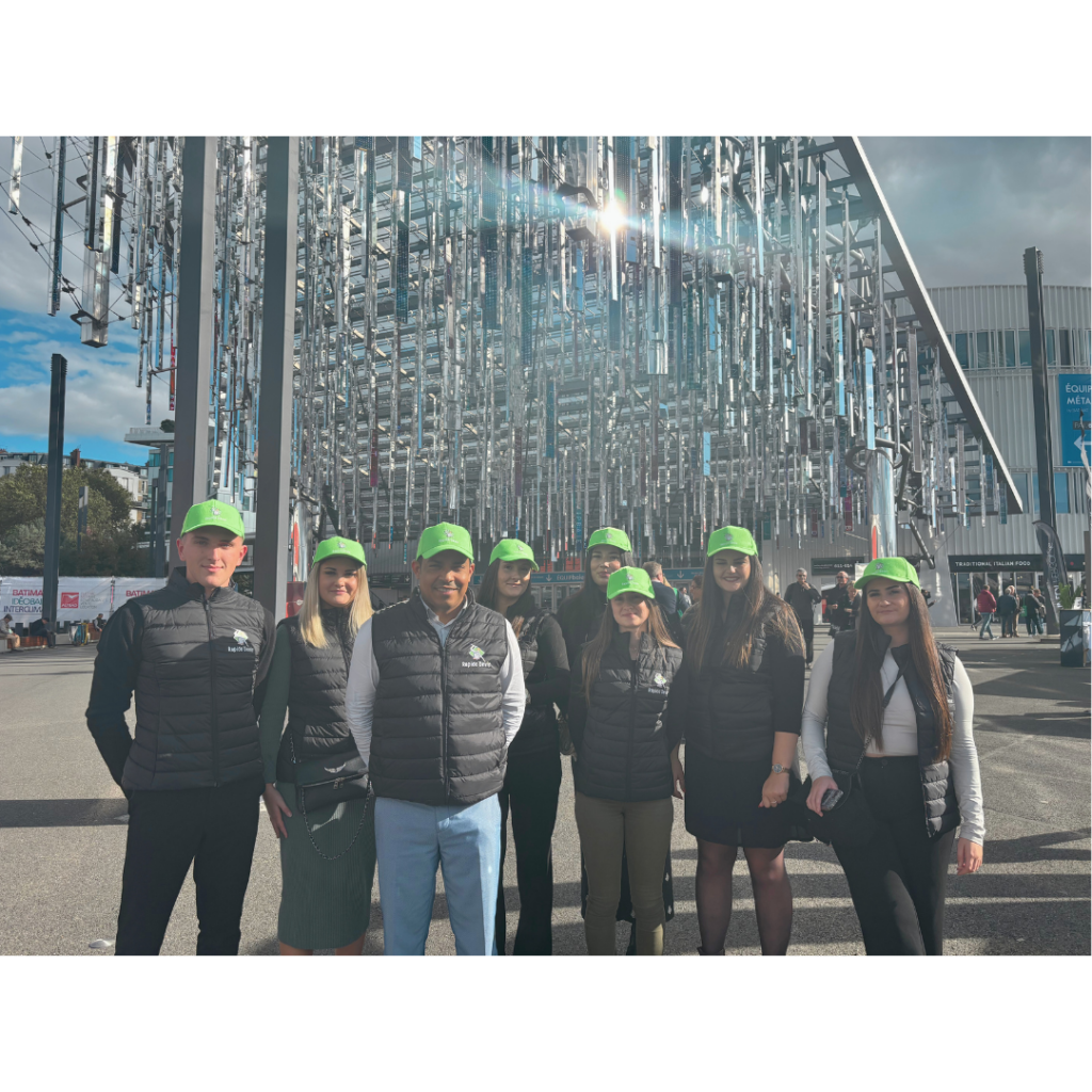 Équipe Rapido'Devis présente au stand du salon Batimat
